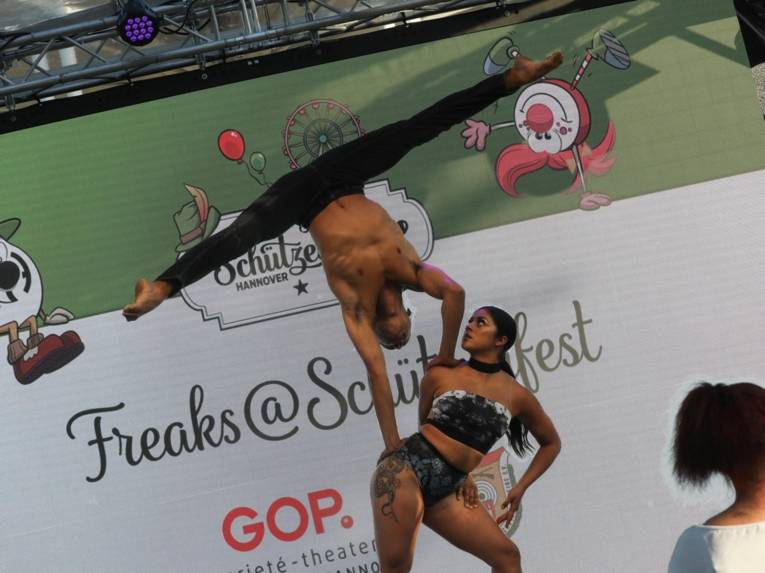 Akrobaten*innen auf einer Bühne.